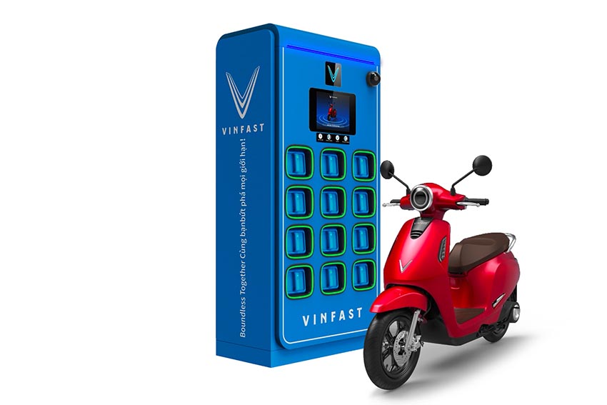 Người dùng đổi pin xe máy điện VinFast tại trạm công cộng, thao tác tháo lắp nhanh. 1