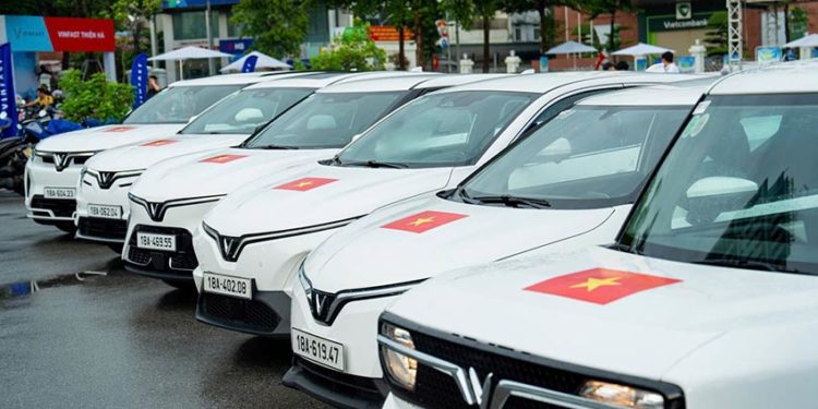 Xe VinFast dán decal Quốc kỳ Việt Nam, hưởng ứng kỷ niệm 80 năm Quốc khánh