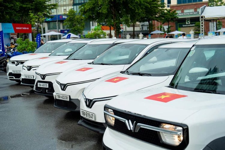 Xe VinFast dán decal Quốc kỳ Việt Nam, hưởng ứng kỷ niệm 80 năm Quốc khánh