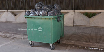 Lấy thùng rác làm quảng cáo – Volkswagen biến rác thành xe điện