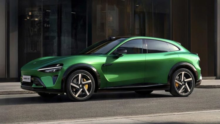 Trụ sở và sản phẩm Xiaomi: smartphone, SUV YU7 và thiết bị gia dụng minh họa cho chiến lược Human x Car x Home.