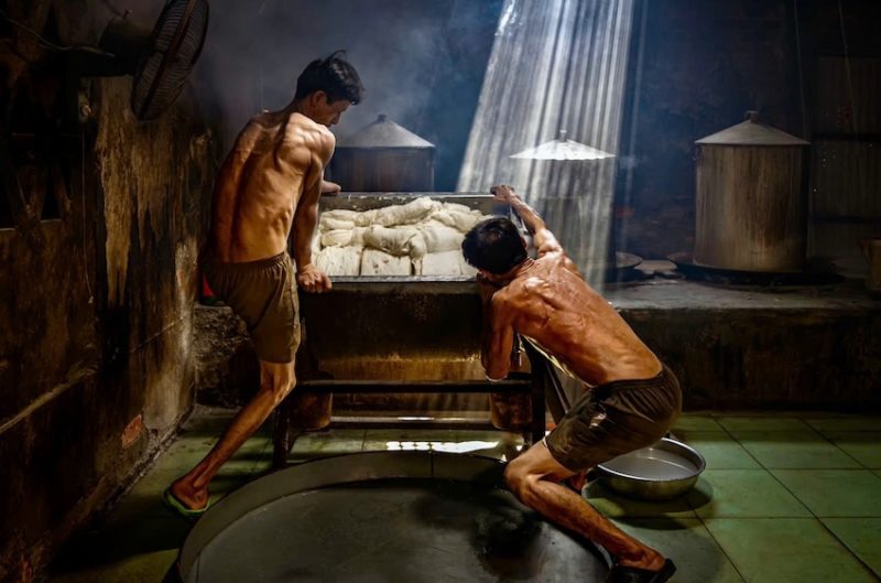 Chuẩn bị bột làm bánh hỏi