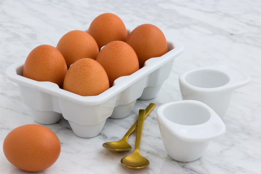 Trứng gà – giàu dinh dưỡng nhưng chỉ khoảng 6 g protein mỗi quả, không đủ để gánh trọn nhu cầu đạm hằng ngày.