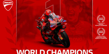 Francesco Bagnaia ăn mừng chức vô địch MotoGP 2025 cùng Ducati trên bục podium, sắc đỏ biểu tượng của đội đua Ý.