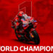 Francesco Bagnaia ăn mừng chức vô địch MotoGP 2025 cùng Ducati trên bục podium, sắc đỏ biểu tượng của đội đua Ý.