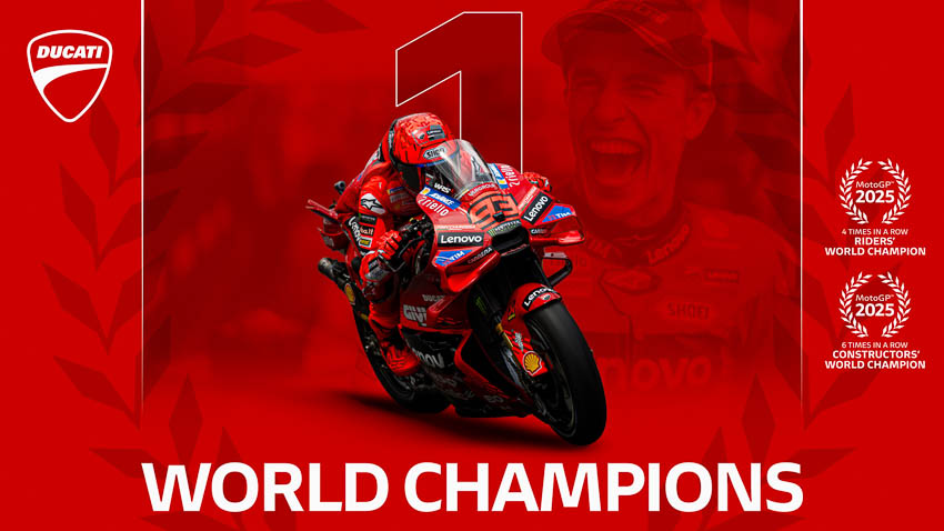 Francesco Bagnaia ăn mừng chức vô địch MotoGP 2025 cùng Ducati trên bục podium, sắc đỏ biểu tượng của đội đua Ý.