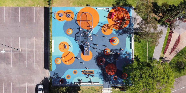 Sân chơi thiếu vắng và những đứa trẻ lớn lên cùng bê tông