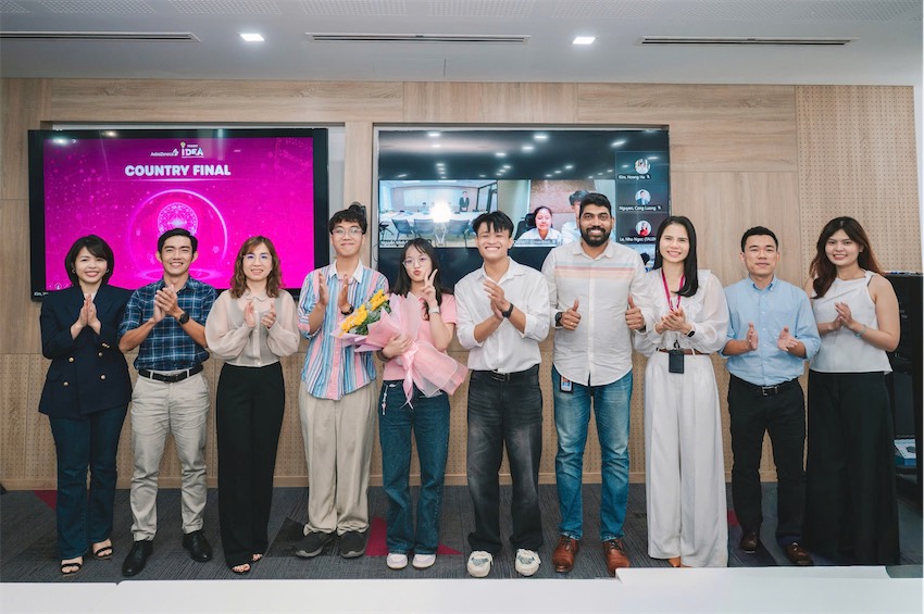 Ban tổ chức cuộc thi Project iDEA Việt Nam chúc mừng đội Quán quân HPLC.