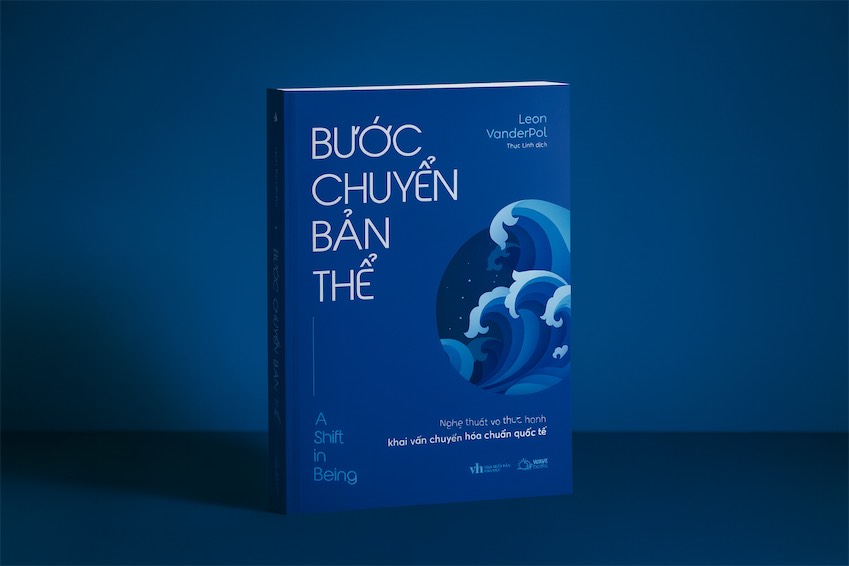 Bìa sách “Bước chuyển bản thể” về nghệ thuật và thực hành khai vấn chuyển hóa.