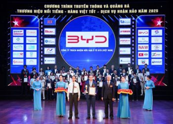 Đại diện BYD Auto Vietnam nhận cúp Top 10 Thương hiệu Nổi tiếng và Top 10 Dịch vụ Hoàn hảo 2025 trên sân khấu vinh danh