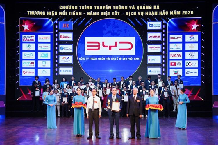 Đại diện BYD Auto Vietnam nhận cúp Top 10 Thương hiệu Nổi tiếng và Top 10 Dịch vụ Hoàn hảo 2025 trên sân khấu vinh danh