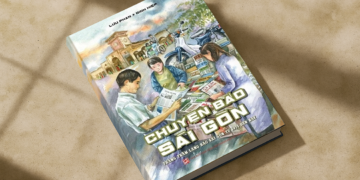 Bìa sách Chuyện Báo Sài Gòn – Thăng trầm làng báo Sài Gòn từ 1975 đến nay của Lưu Phan và Đinh Hiệp, minh họa cảnh bán báo trước chợ Bến Thành.