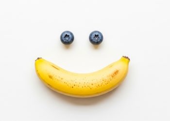 Nải chuối xanh vàng tươi được bày bán trên gánh hàng rong buổi sáng