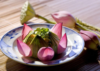 Từ hạt cơm trắng đến hương sen thanh khiết, món ăn không chỉ nuôi dưỡng vị giác mà còn gợi lại ký ức văn hóa ngàn đời của người Việt.
