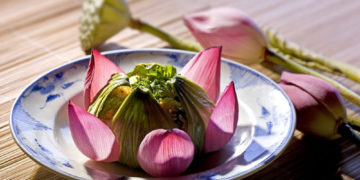 Từ hạt cơm trắng đến hương sen thanh khiết, món ăn không chỉ nuôi dưỡng vị giác mà còn gợi lại ký ức văn hóa ngàn đời của người Việt.