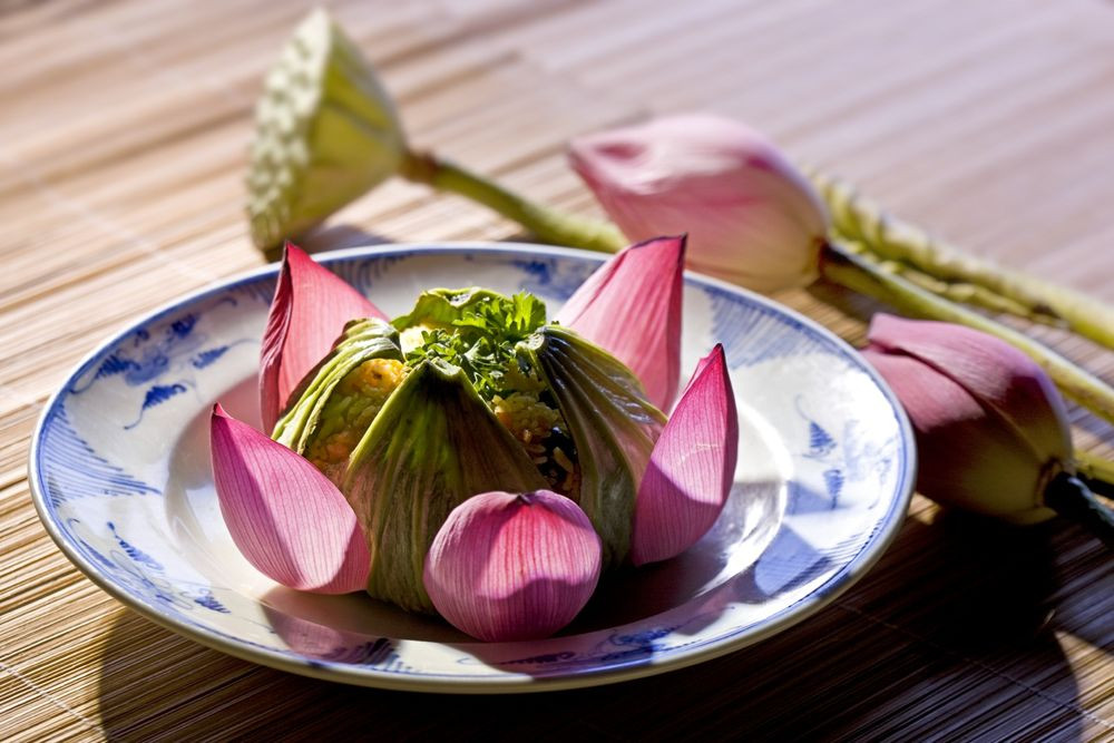 Từ hạt cơm trắng đến hương sen thanh khiết, món ăn không chỉ nuôi dưỡng vị giác mà còn gợi lại ký ức văn hóa ngàn đời của người Việt.