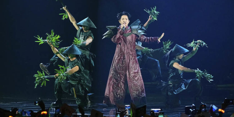 Đức Phúc Lập Nên Lịch Sử: Quán Quân Intervision 2025 Với “Phù Đổng Thiên Vương”