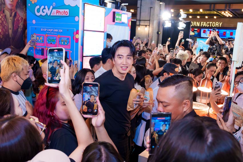 Lee Kwang Soo cùng dàn diễn viên Việt ra mắt phim Tay Anh Giữ Một Vì Sao tại CGV Sư Vạn Hạnh - 3