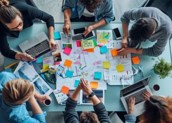 Marketer và AI cùng làm việc, con người giữ vai trò sáng tạo và chiến lược.
