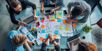 Marketer và AI cùng làm việc, con người giữ vai trò sáng tạo và chiến lược.