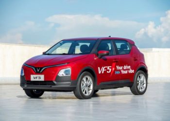 Tài xế nhận xe VinFast VF 5/Herio Green trong chương trình “Mua xe 0 đồng” của GSM trên Xanh SM Platform