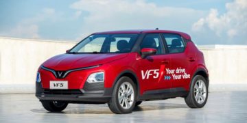 Tài xế nhận xe VinFast VF 5/Herio Green trong chương trình “Mua xe 0 đồng” của GSM trên Xanh SM Platform