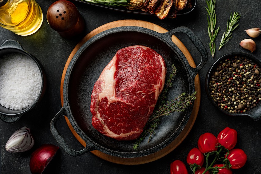 Miếng thịt bò tươi giàu protein – nguồn đạm phổ biến nhưng nếu ăn quá nhiều có thể gây gánh nặng cho cơ thể.