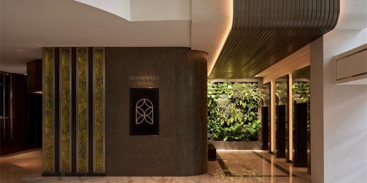 Sảnh Grand Opera Tower tại Sheraton Saigon Grand Opera lấy cảm hứng Nhà hát Thành phố, phong cách sang trọng đương đại.