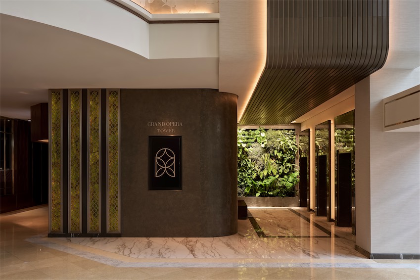 Sảnh Grand Opera Tower tại Sheraton Saigon Grand Opera lấy cảm hứng Nhà hát Thành phố, phong cách sang trọng đương đại.