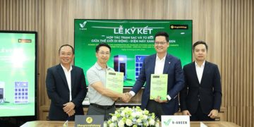 Nhân viên lắp đặt trạm sạc V-Green tại cửa hàng Thế Giới Di Động