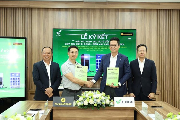 Nhân viên lắp đặt trạm sạc V-Green tại cửa hàng Thế Giới Di Động