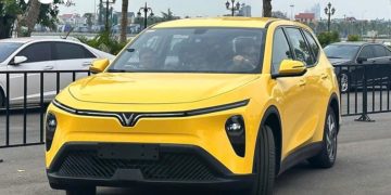 Dàn xe VinFast VF 5, VF 3 và Limo Green trong sự kiện bàn giao tháng 8/2025
