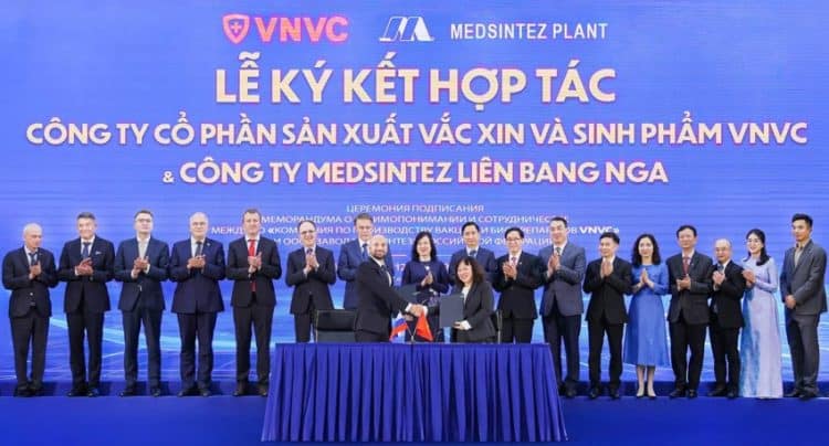Lễ ký kết hợp tác giữa VNVC và Medsintez tại Hà Nội về chuyển giao công nghệ thuốc sinh học