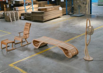 Bộ sưu tập KARANA của Hendro Hadinata tại IDW 2025 với gỗ red oak và cherry, gồm ghế băng Kuta, lounge chair Sanur và đèn Ubud.