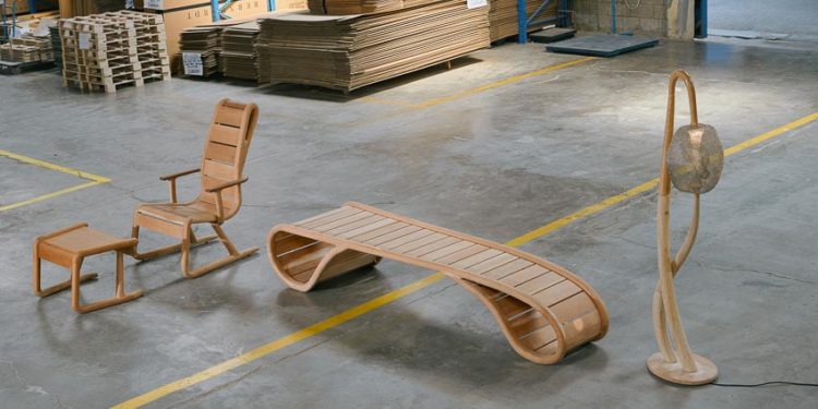 Bộ sưu tập KARANA của Hendro Hadinata tại IDW 2025 với gỗ red oak và cherry, gồm ghế băng Kuta, lounge chair Sanur và đèn Ubud.