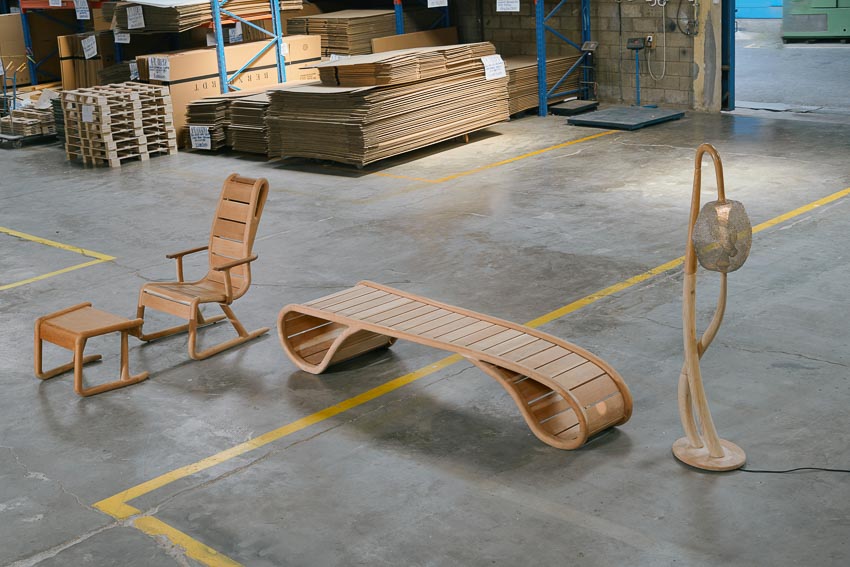 Bộ sưu tập KARANA của Hendro Hadinata tại IDW 2025 với gỗ red oak và cherry, gồm ghế băng Kuta, lounge chair Sanur và đèn Ubud.