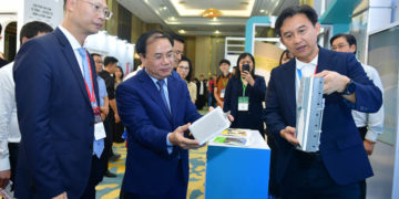 Thứ trưởng Bộ Xây dựng Nguyễn Văn Sinh tham quan gian hàng Saint-Gobain tại Tuần lễ xanh 2025