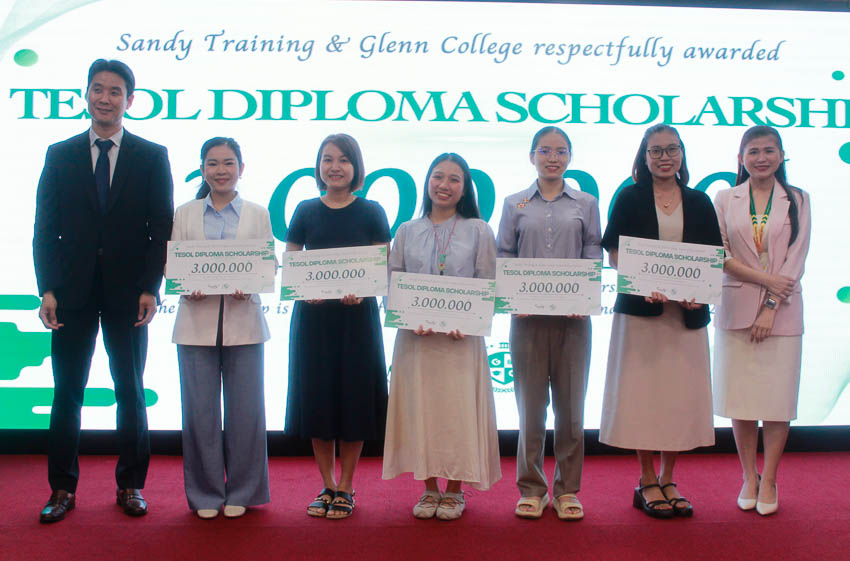 Học viên nhận bổng từ ông Song Koo Lee hiệu trưởng Glenn College Canada