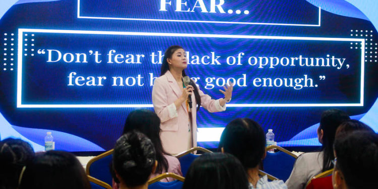 Bà Phạm Thị Kim Khánh chia sẻ phương pháp tiếp cận học viên sinh động, kết hợp các hoạt động tương tác thú vị, giúp nâng cao hiệu quả giảng dạy tiếng Anh.