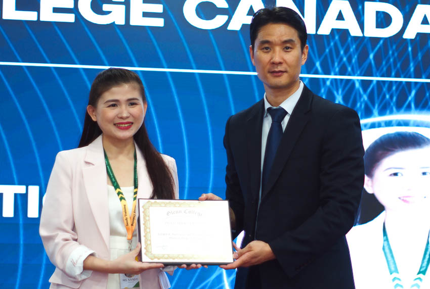 Bà Phạm Thị Kim Khánh nhận chứng chỉ Training Trainer tại Glenn College.