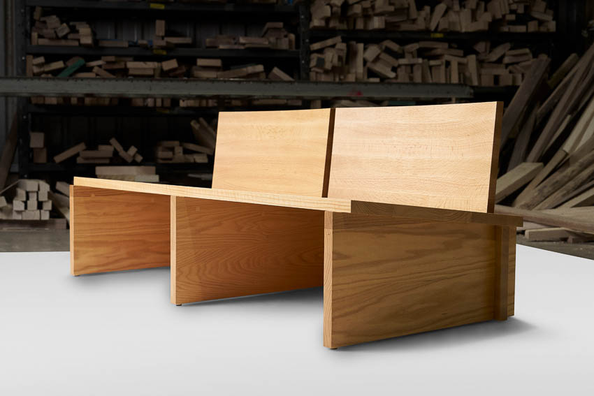 Ghế băng đôi “Twin Bench” bằng gỗ red oak của Edition Office trong triển lãm KEEP tại Cult Sydney.