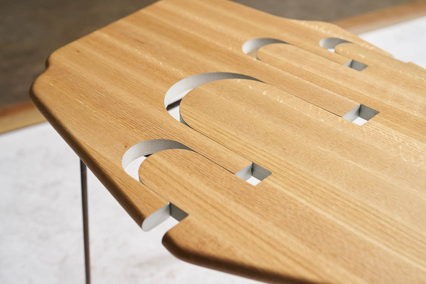 Mặt bàn “Small Slide” của Neil Durbach với những đường cắt hình vòm tinh tế trên gỗ red oak, trưng bày tại KEEP.