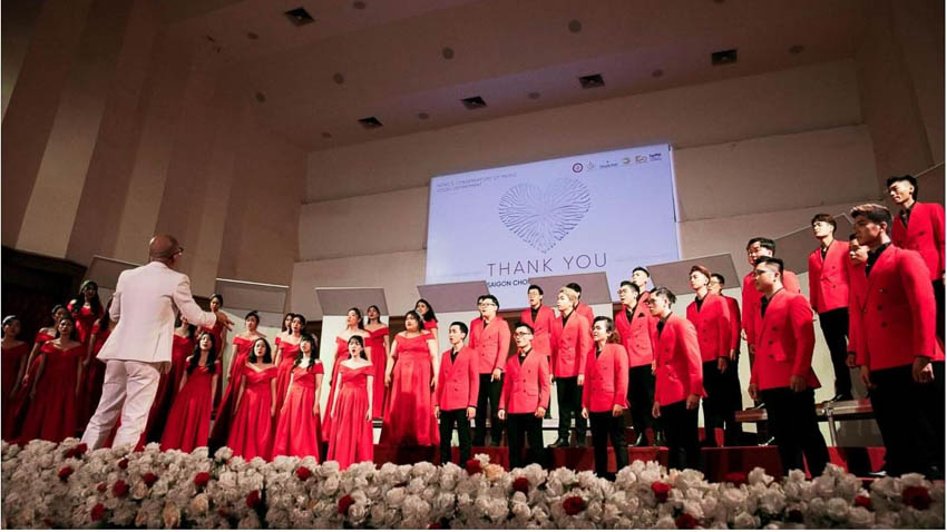 Saigon Choir gồm sinh viên Nhạc viện TP.HCM, do ThS. Huỳnh Quang Thái trực tiếp chỉ huy.