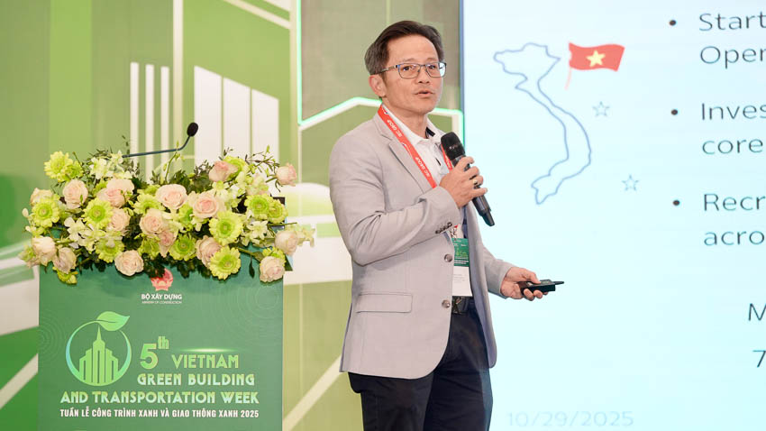 Ông Supakit Phucharoensilp, đại diện SCG, chia sẻ chiến lược vật liệu xanh tại sự kiện.