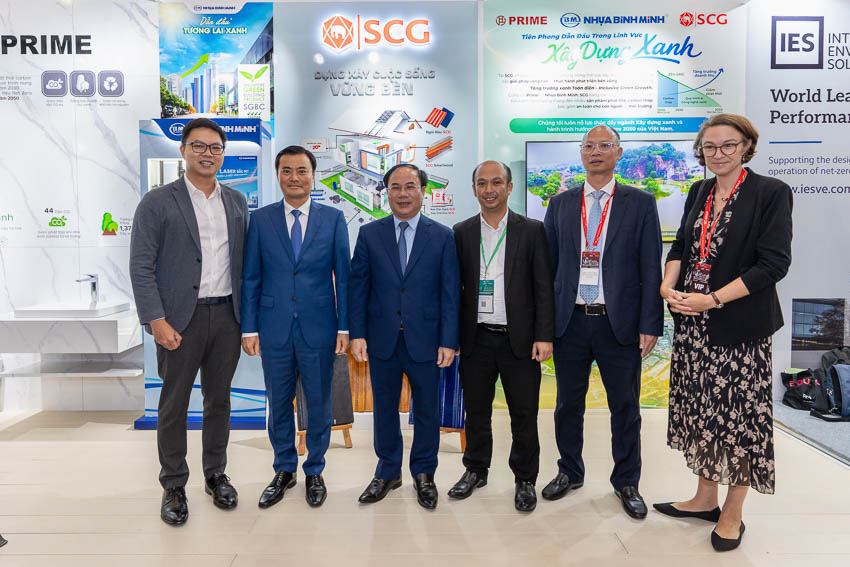 Lãnh đạo Bộ Xây dựng, TP.HCM và SCG tham quan gian hàng công trình xanh.