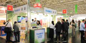 Gian hàng Thabico trưng bày nước ép, puree, trái cây IQF và sấy khô tại Anuga 2025, thu hút đông đảo khách quốc tế.