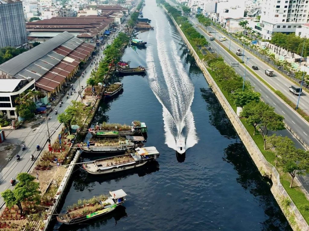 Du lịch đường thủy TP.HCM: Thuyền chờ bến