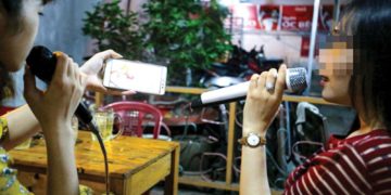 Câu chuyện văn hóa: Em bắt đầu 'sợ' karaoke chưa em?