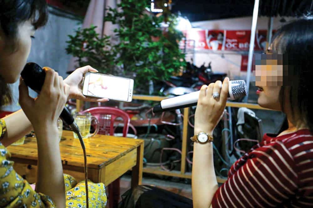 Câu chuyện văn hóa: Em bắt đầu 'sợ' karaoke chưa em?
