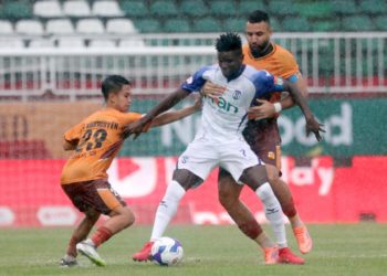 Cả HAGL và SLNA cùng 'níu nhau' ở nhóm cuối - 1